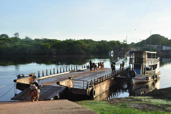 Nossos amigos motociclistas pegam a balsa sobre o Igapó-Açu, na BR-319, rodovia que liga Manaus, no Amazonas, à Porto Velho, em Rondônia